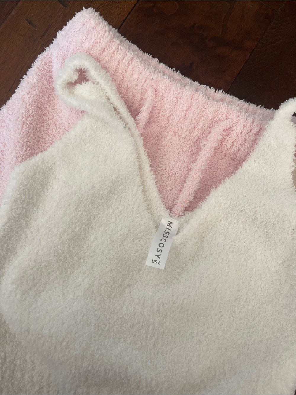 Cozy Plush Crop Tank & Drawstring Shorts Set - White & Light Pink - Picture 4 of 4